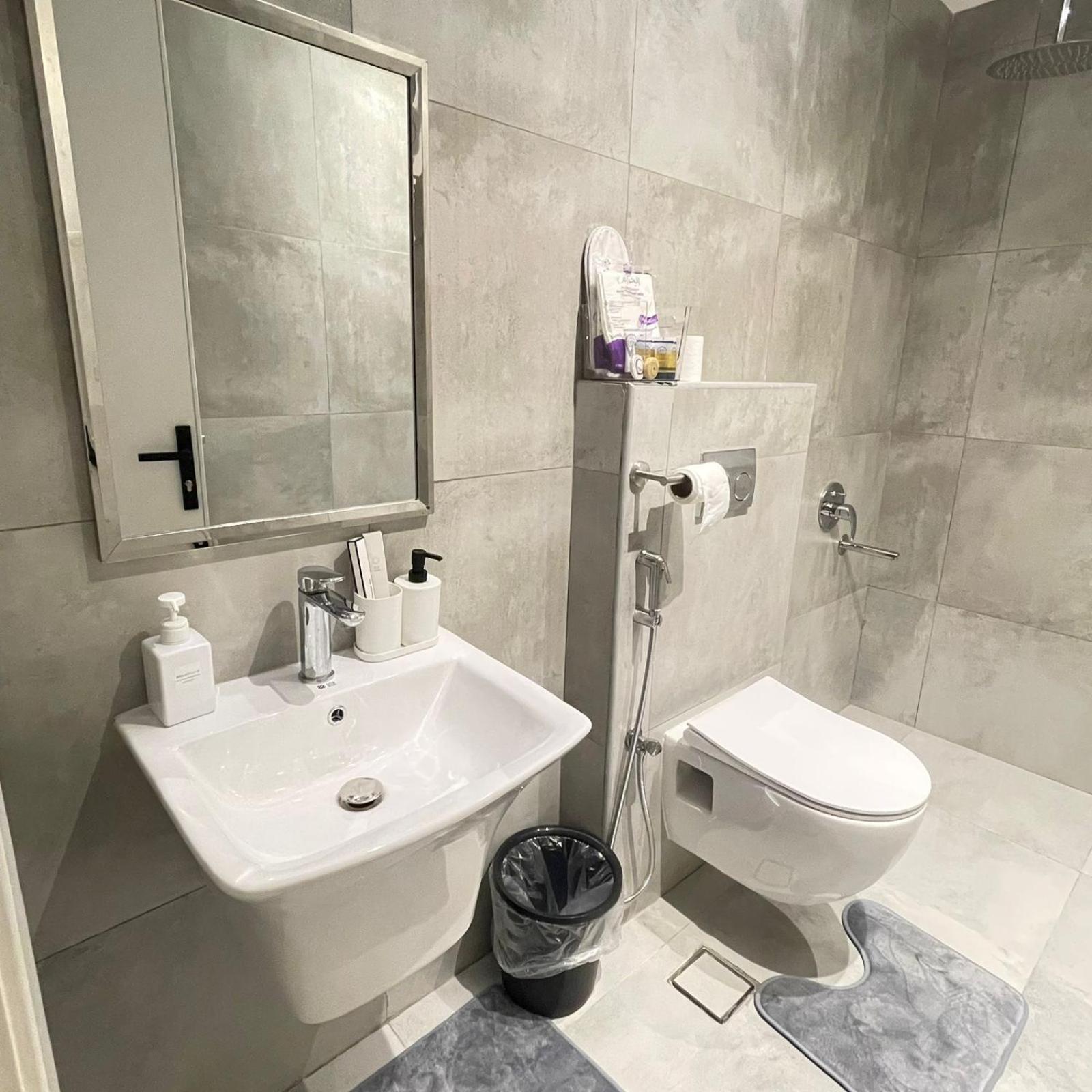 New & Contemporary 2br Near Attractions In *